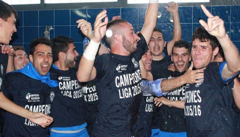 Jugadores del Calvo Sotelo celebrando el ascenso en los vestuarios
