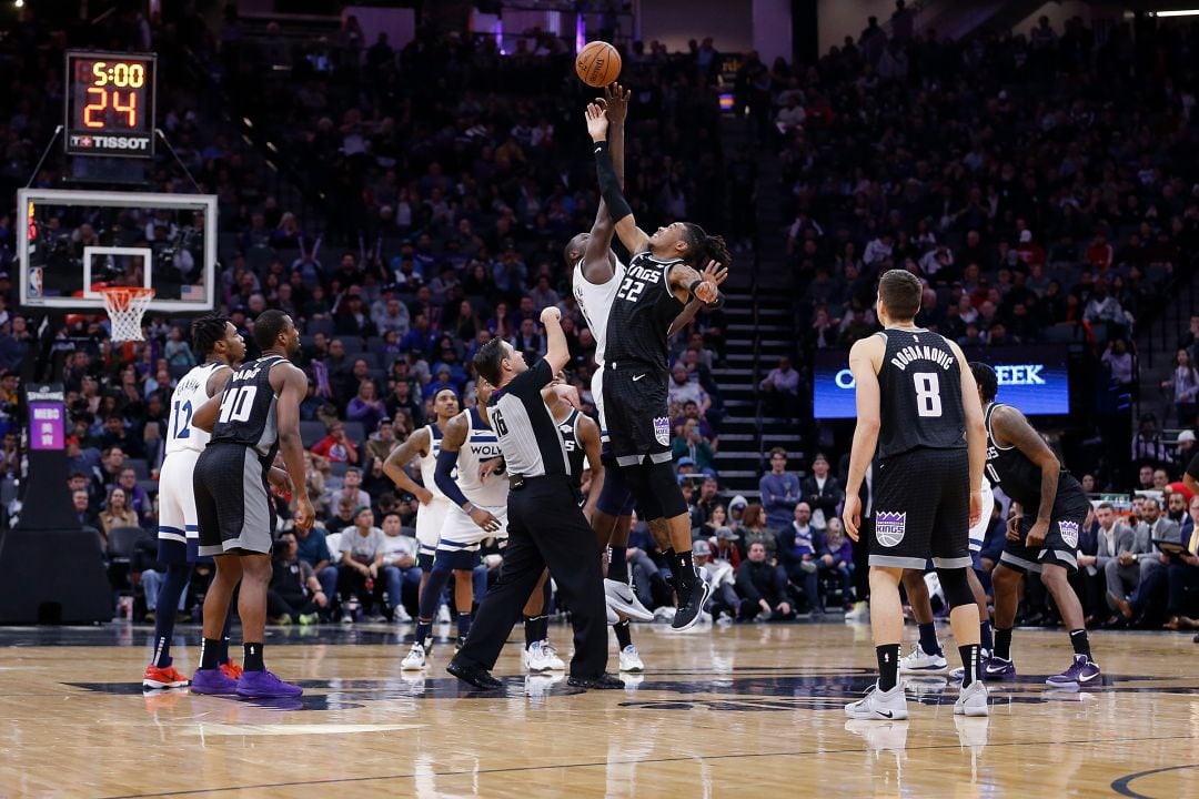 Comienzo del partido entre los Minnesota Timberwolves y los Sacramento Kings. 