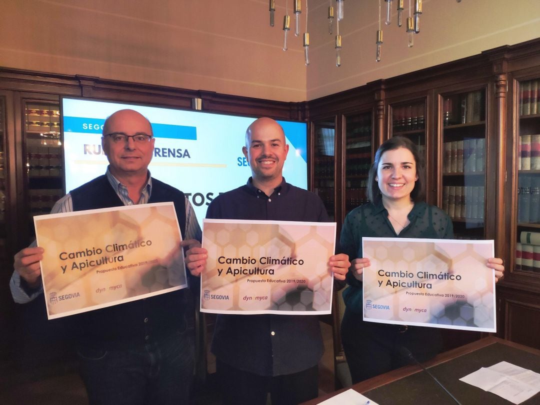 El concejal de medioambiente del Ayuntamiento de Segovia, Ángel Galindo, en la presentación de las actividades de concienciación del cambio climático a través de la apicultura. 