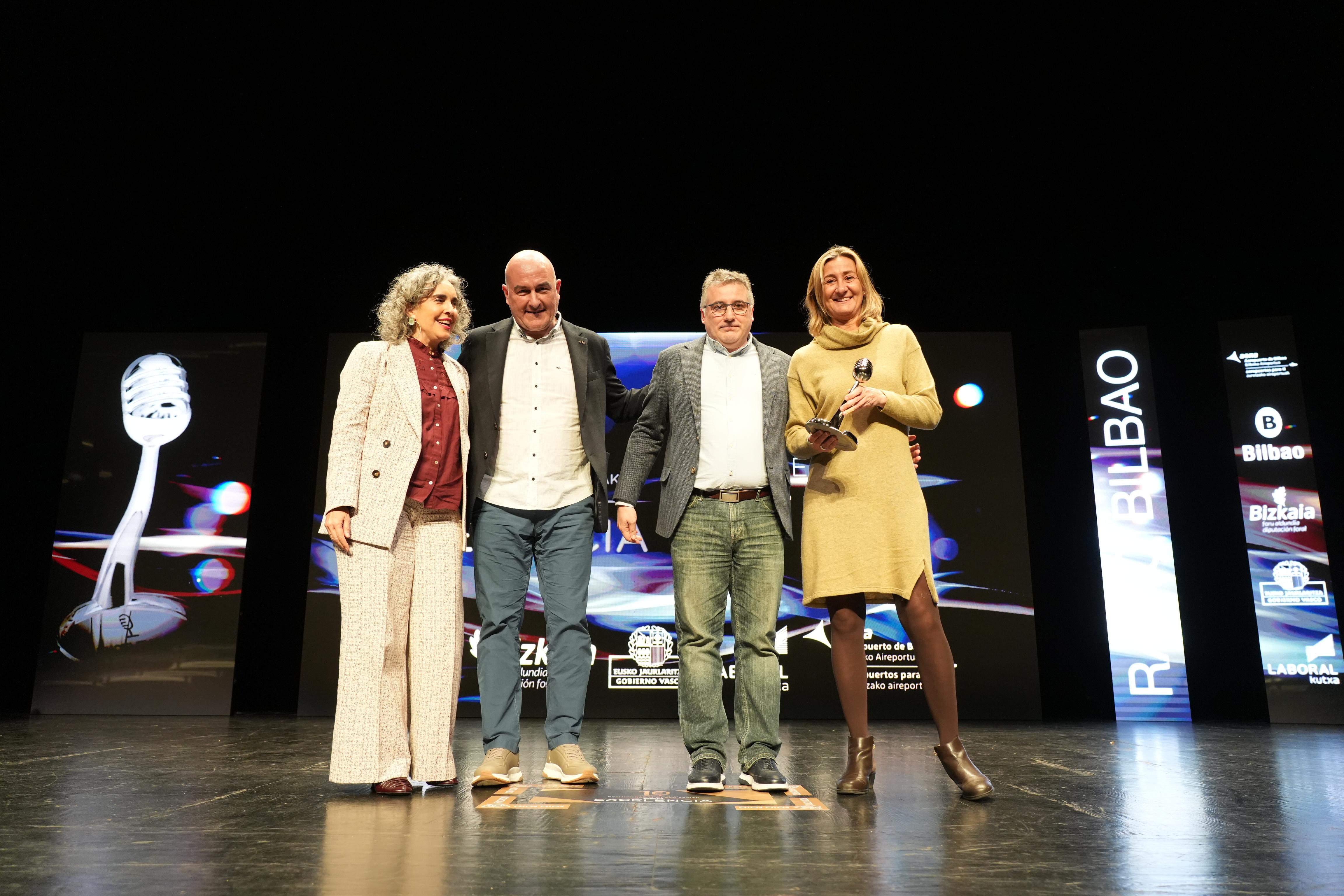 Bengoetxea junto con la delegación de Surne Bilbao