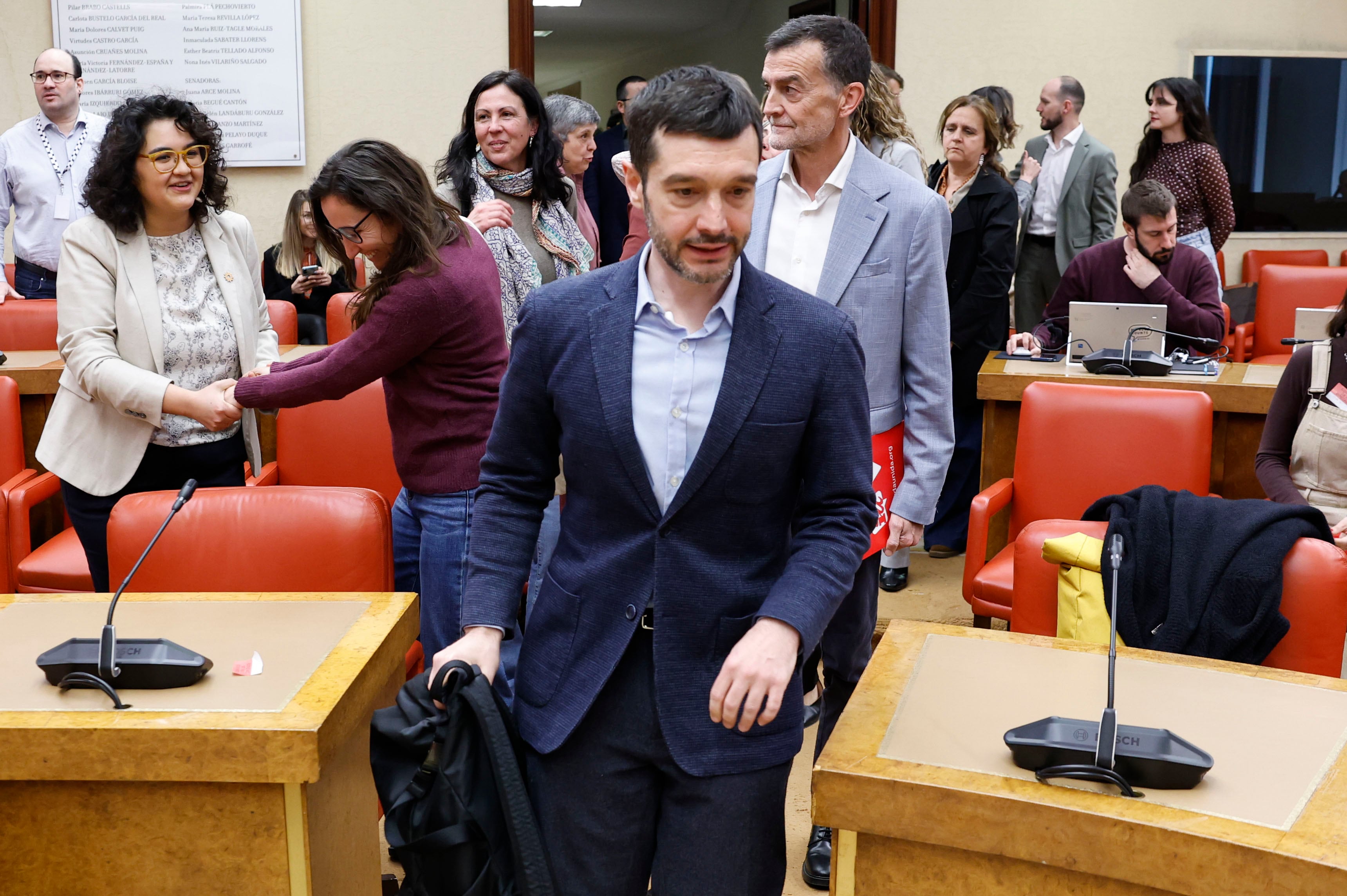 El ministro de Derechos Sociales, Consumo y Agenda 2030, Pablo Bustinduy, al inicio de la reunión que los responsables de las formaciones que integran Movimiento Sumar mantienen este lunes en el Congreso para analizar la situación política nacional e internacional.