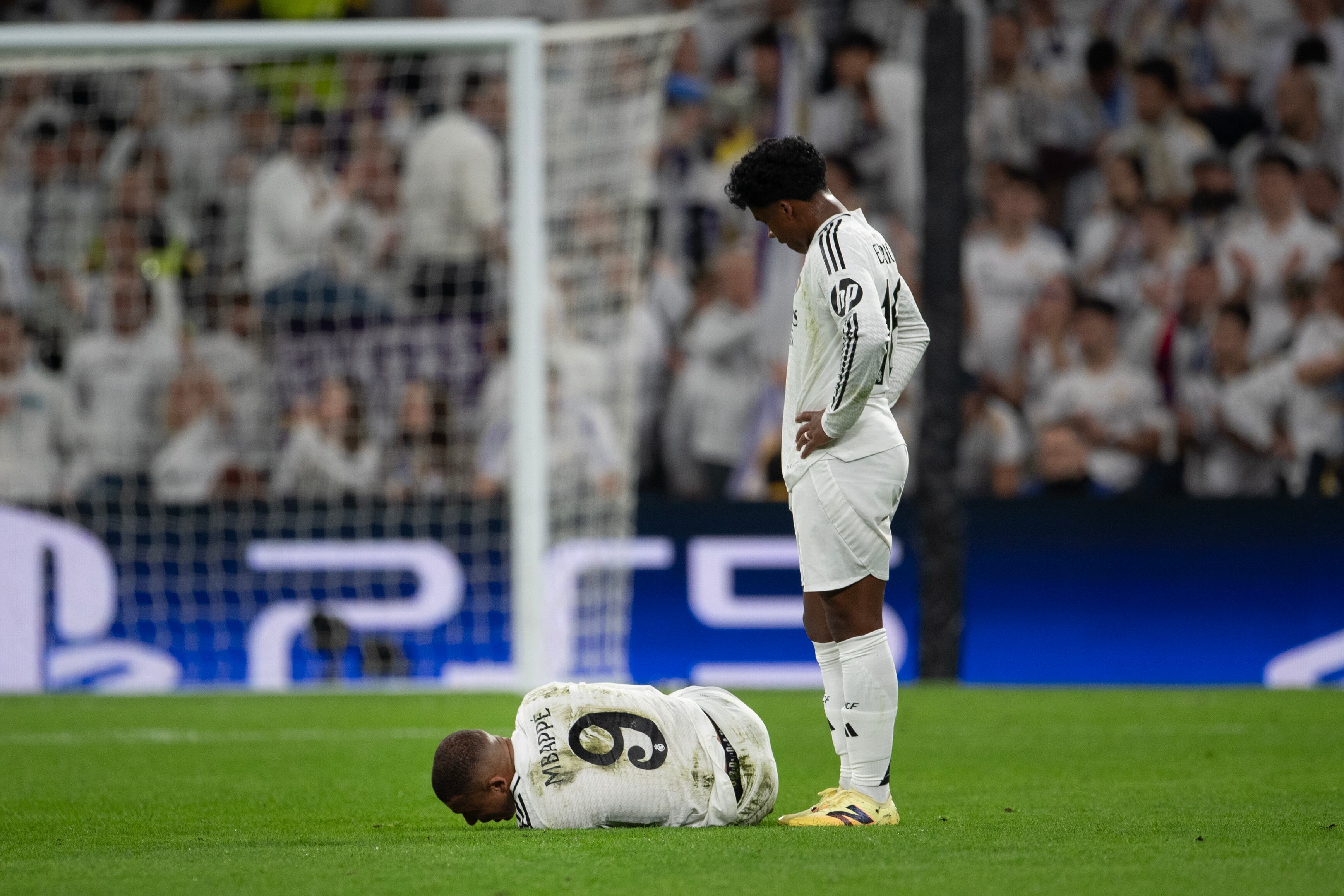 Kylian Mbappé se duele en el césped del Santiago Bernabéu ante la mirada de Endrick
