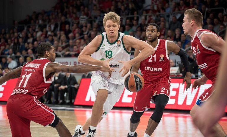 Kuzminskas intenta atrapar un balón ante varios jugadores del Brose