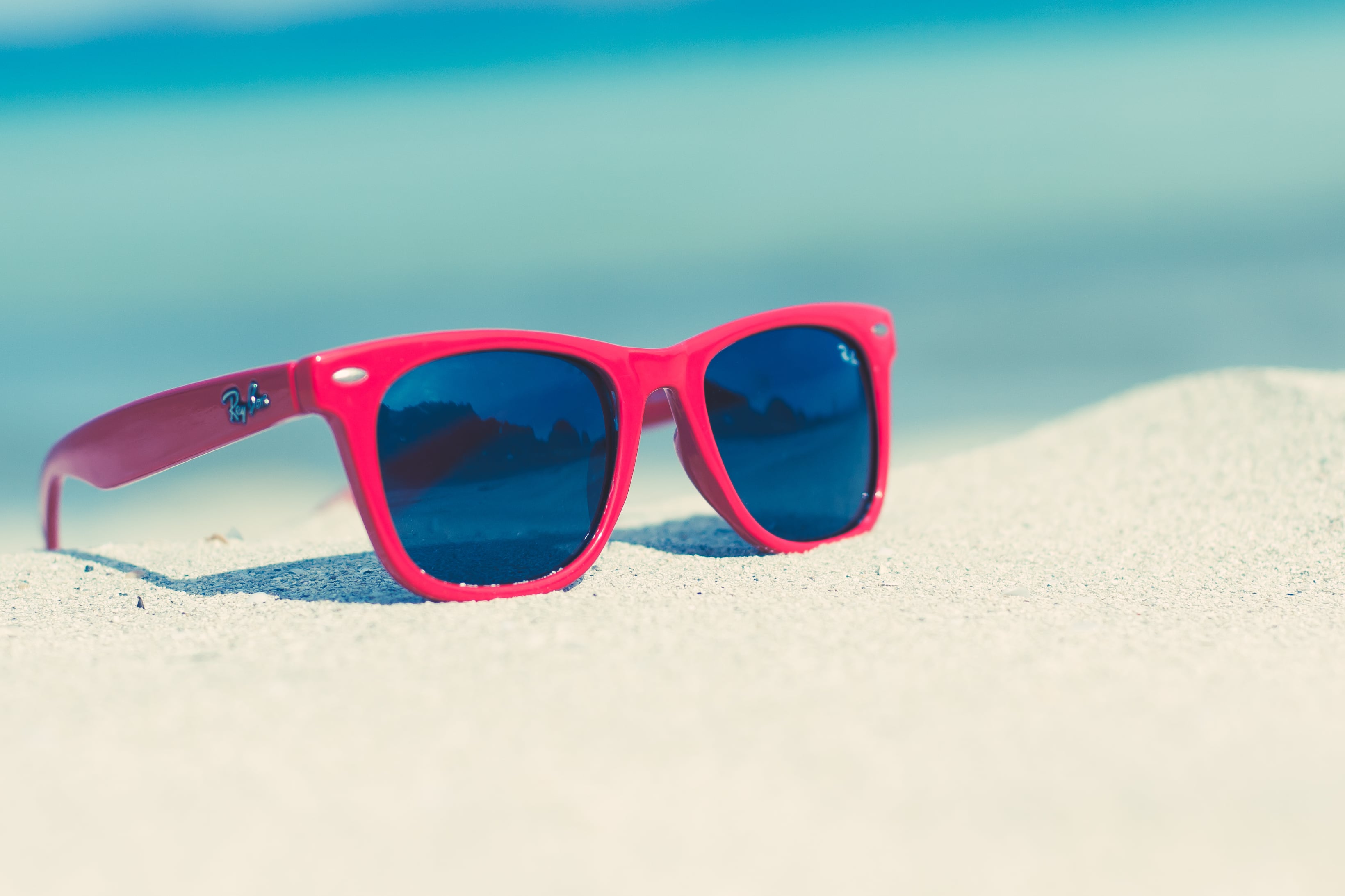 Unas gafas de sol en una playa.