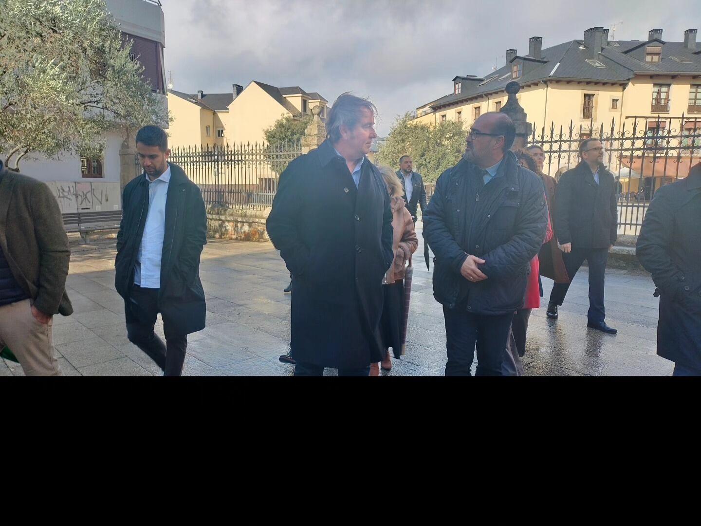 El alcalde, Marco Morala junto al representante de la empresa FCC