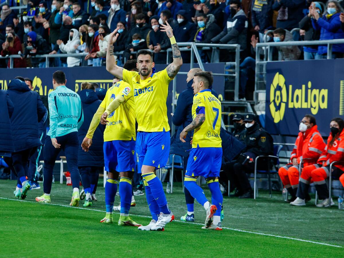 Negredo y su renovación: "Ojalá podamos darle muchas alegrías a la afición y en Primera"