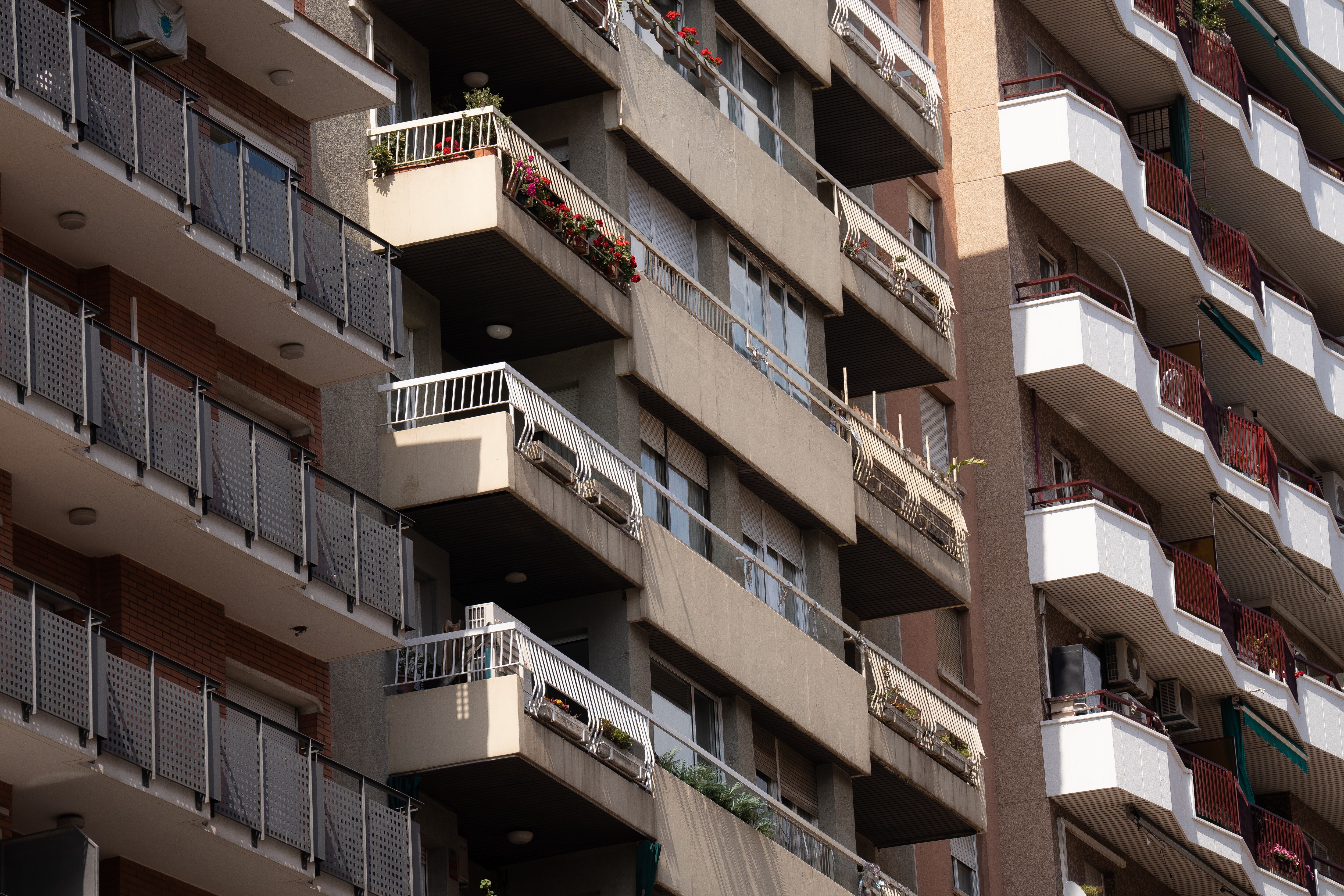 Foto de archivo de varias viviendas en Barcelona. (Foto de Zorrakino/Europa Press via Getty Images)