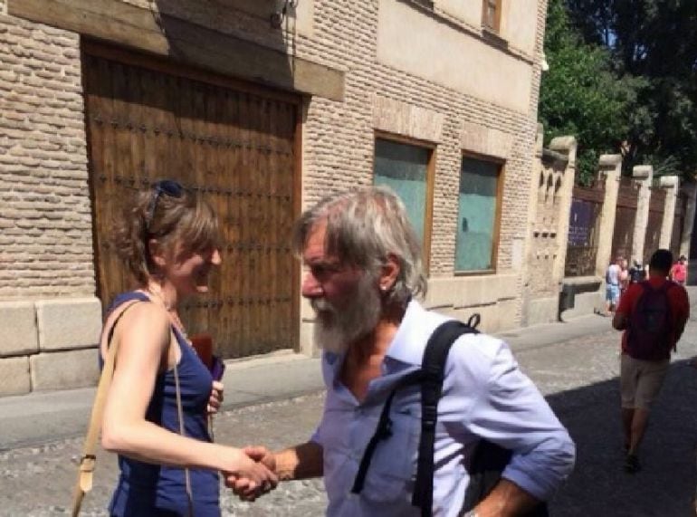 Harrison Ford saluda a una admiradora durante su recorrido por la Judería toledana.