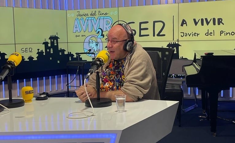 Raúl García durante su entrevista en &#039;A vivir que son dos días&#039; con Javier del Pino, en los estudios de la Cadena SER.