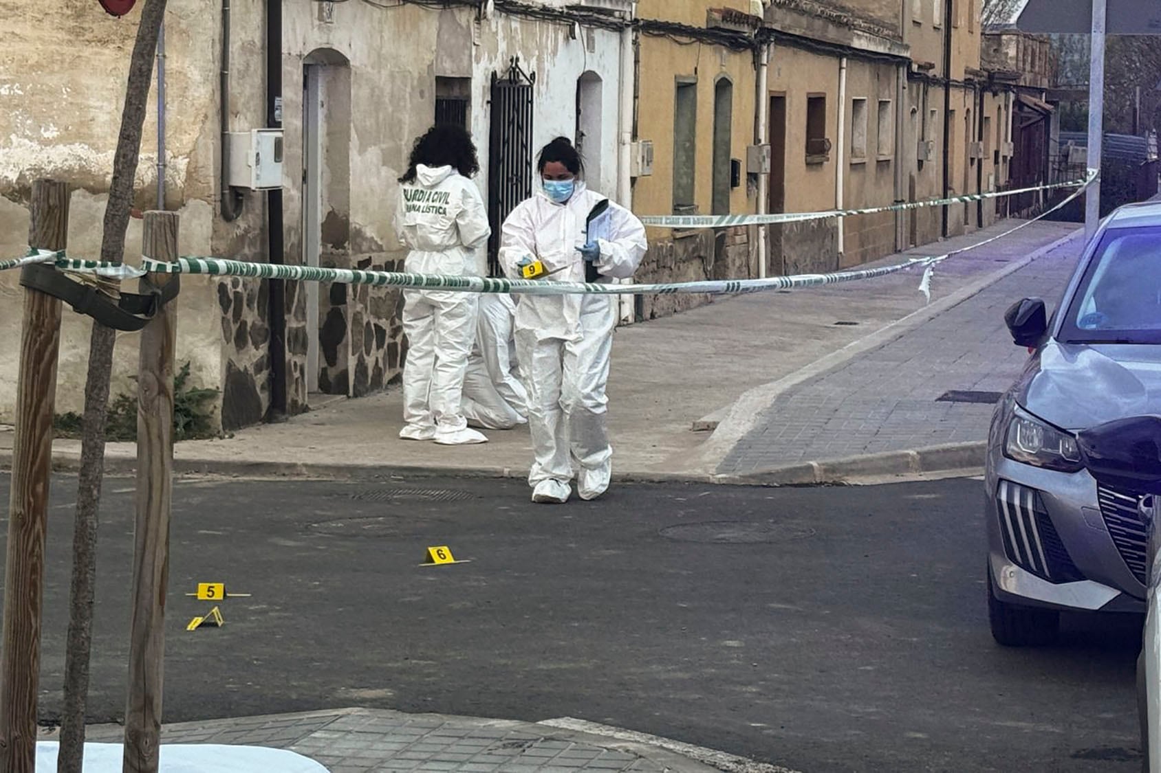 TIRGO (LA RIOJA), 07/04/2026.- La Guardia Civil investiga la muerte violencia de un hombre ocurrida este martes en el municipio riojano de Tirgo. El suceso ha ocurrido a media tarde en una de las cales principales de esta localidad, situada a unos 52 kilómetros de Logroño. EFE/