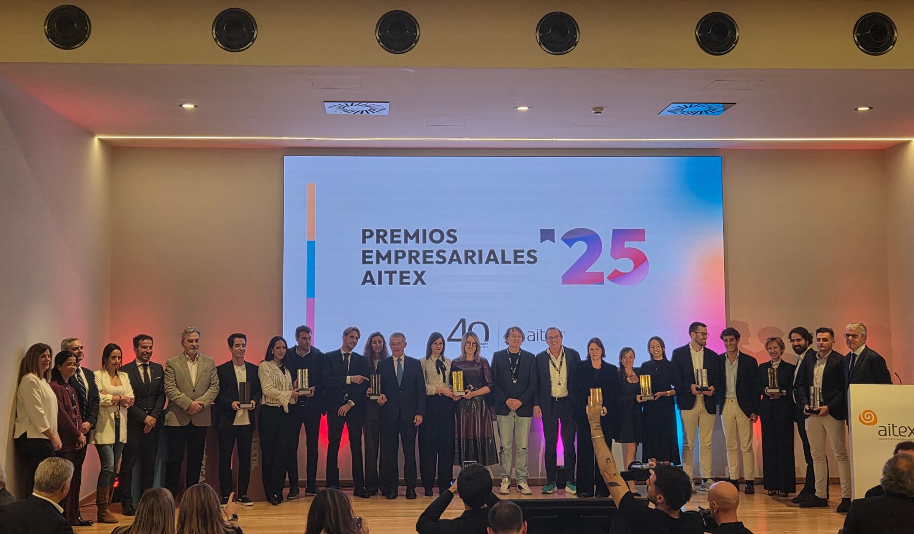 Foto de familia final de los premiados y las autoridades