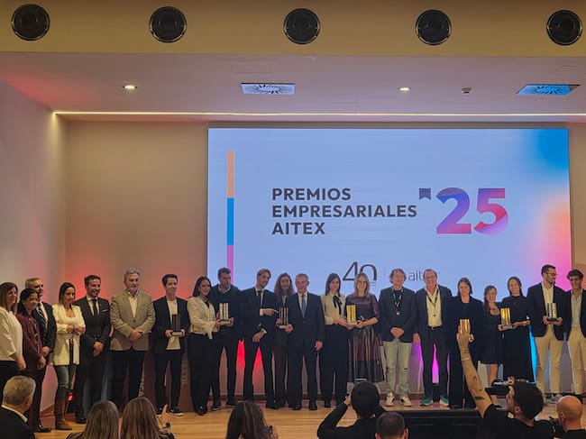 Foto de familia final de los premiados y las autoridades