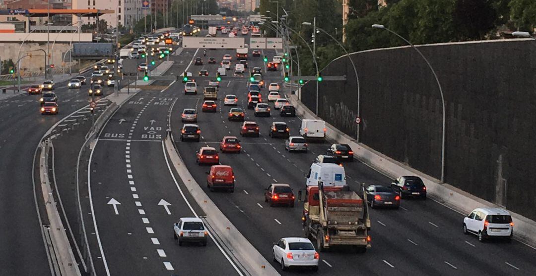 Entrada a l'avinguda Meridiana de Barcelona per la C-58 amb el Bus-VAO a primer terme