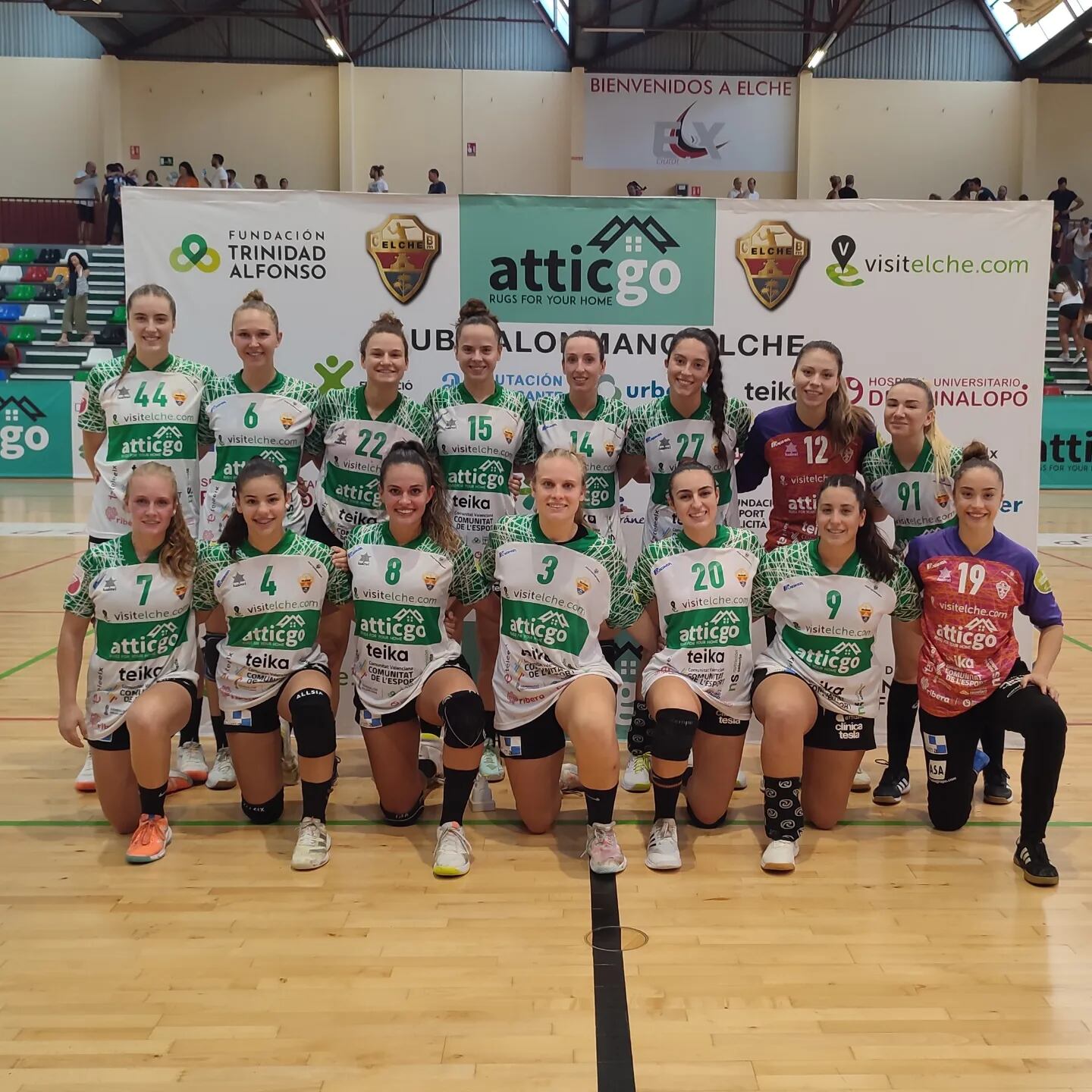 Las jugadoras del Elche AtticGo posan en la pista del Pabellón Esperanza Lag