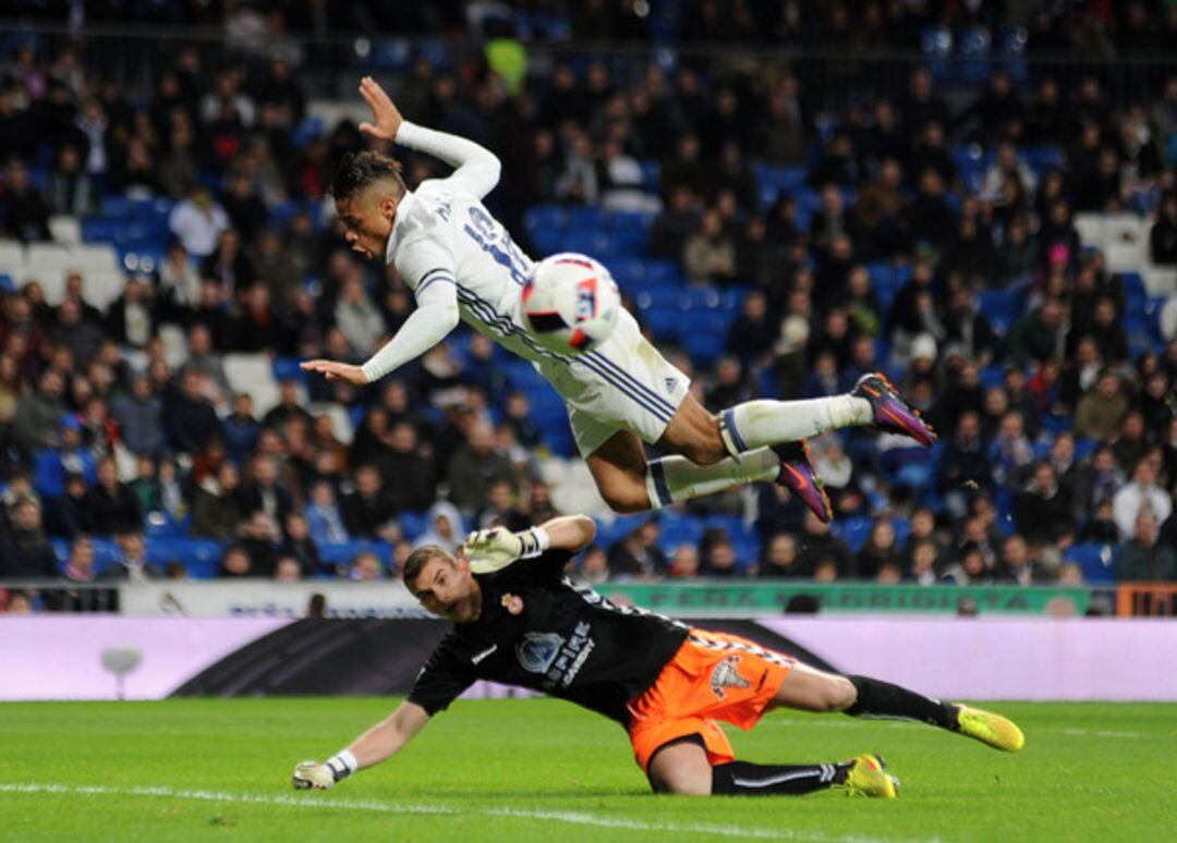 Leandro, ante el madridista Mariano, en un lance del Real Madrid-Cultural de 2017
