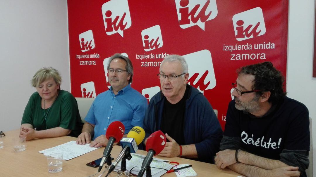 Ana Belén González, Francisco Guarido, Cayo Lara y Miguel Ángel Viñas durante la rueda de prensa