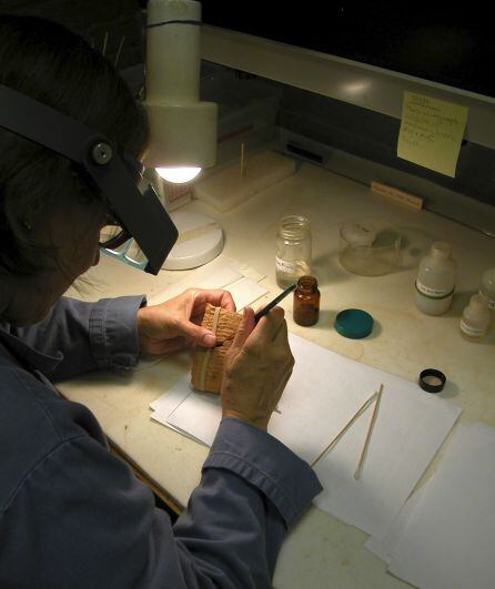 Proceso de restauración de una de las tablillas cuneiformes