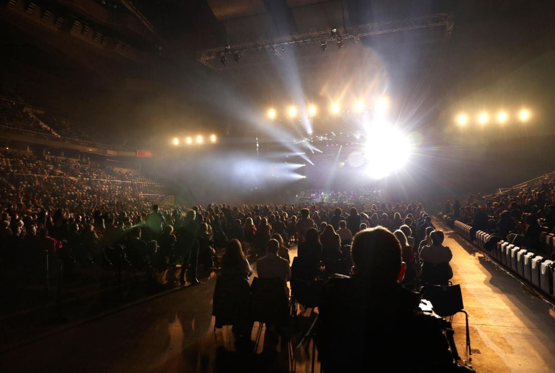 Vista general del concierto del cantante Raphael, para celebrar sus 60 años de carrera, esta noche en el Wizink Center de Madrid, que será el concierto más multitudinario del país desde que estalló la pandemia de covid-19.