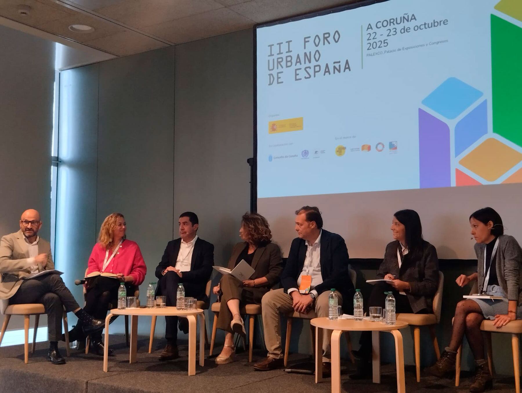 Toni Francés, junto al resto de participantes en una mesa redonda en A Coruña