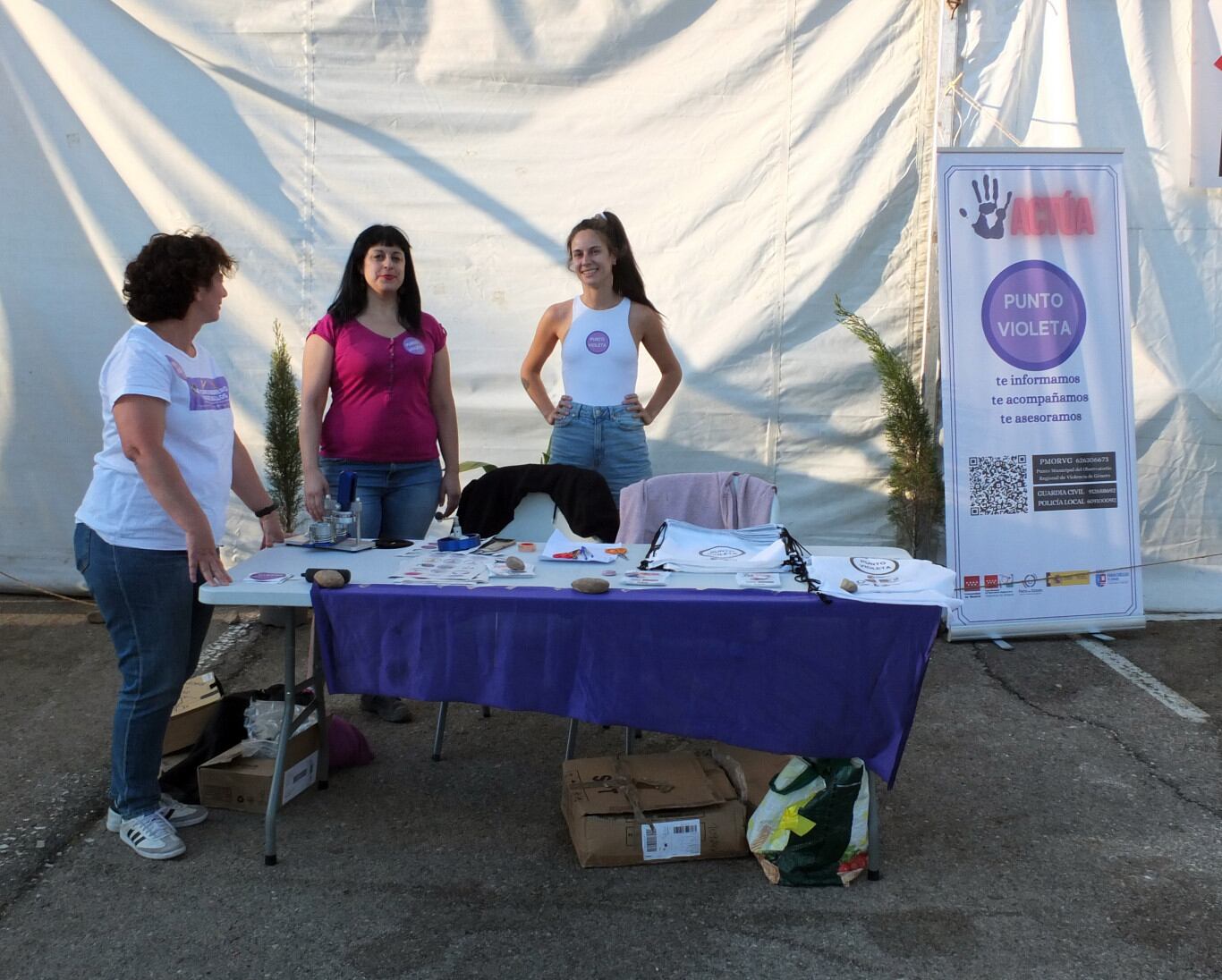 Chicas voluntarias del Punto Violeta de las Fiestas Locales de Paracuellos de Jarama