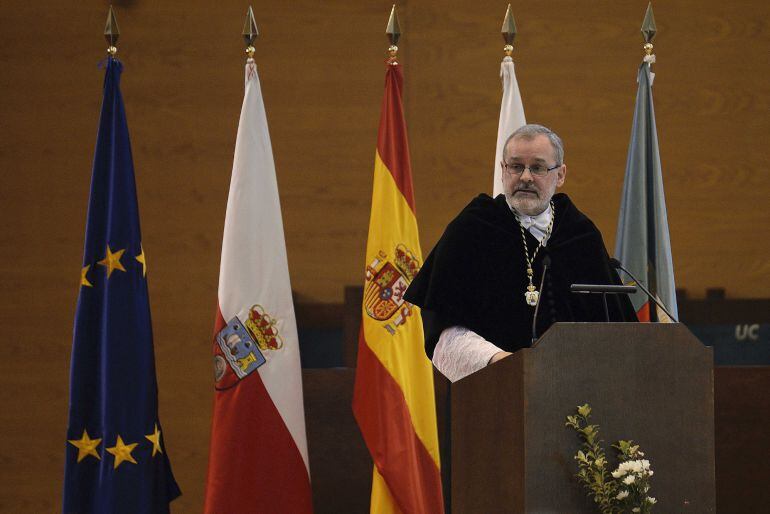 El nuevo rector de la Universidad de Cantabria, Ángel Pazos, durante su discurso en el acto de toma de posesión de dicho cargo, este jueves en Santander.