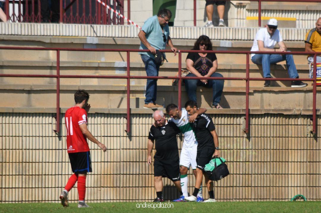 Jero es retirado del terreno de jiuego tras su lesión en la rodilla derecha