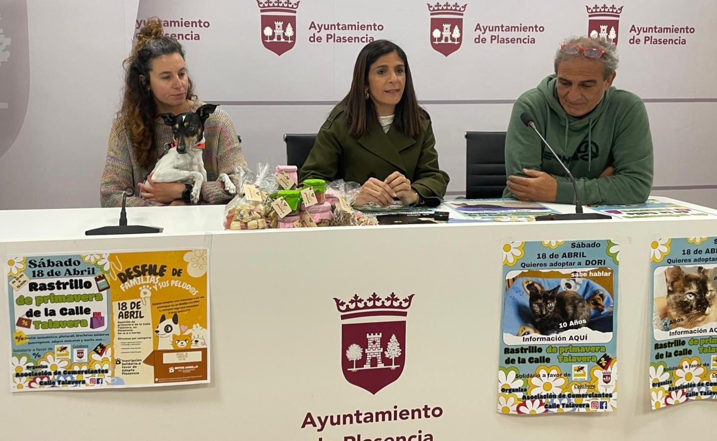 Los organizadores del evento junto con la concejala de turismo, Belinda Martín.