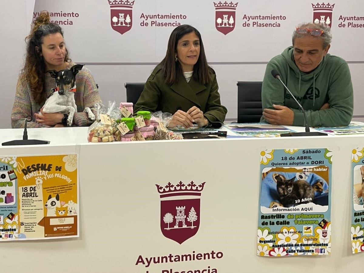 El rastrillo solidario de primavera de Plasencia se vuelca con la protectora Adopta Plasencia