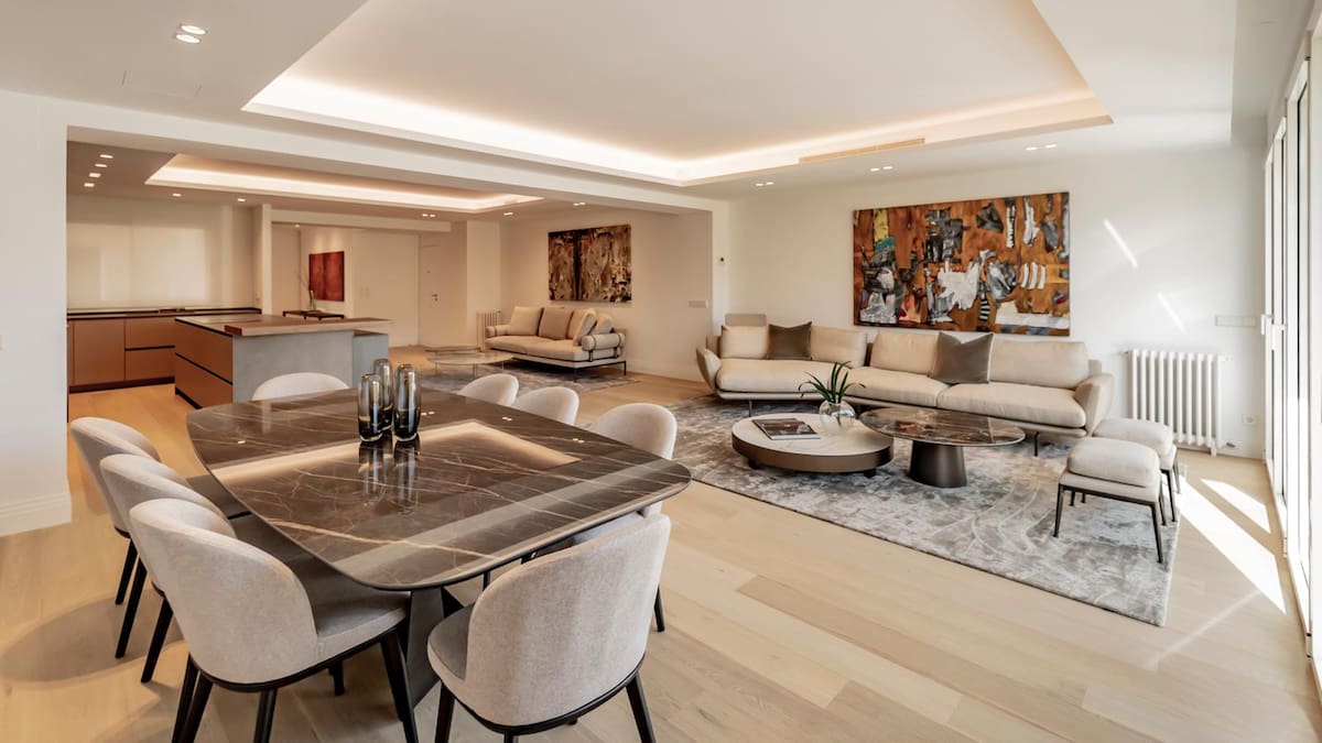 Los extranjeros dicen adiós al 'sol y playa': compran a tocateja para instalarse en España y acaparan el 60% de las casas de lujo