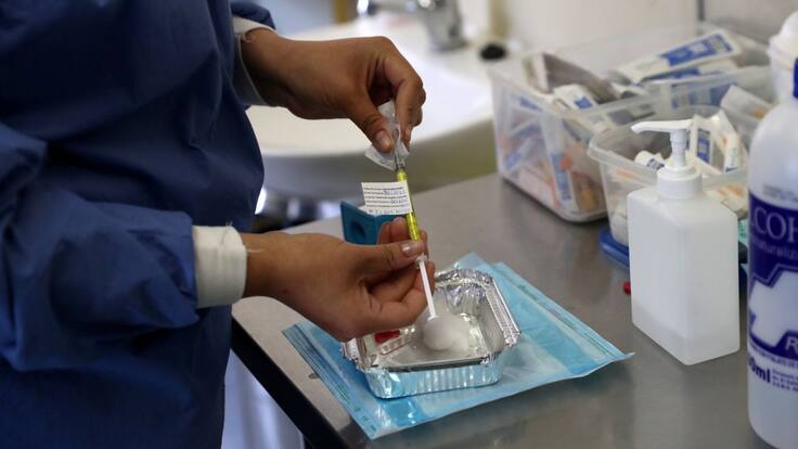 "Esta mutación afecta solo a una parte del virus, por lo que la vacuna debería funcionar"