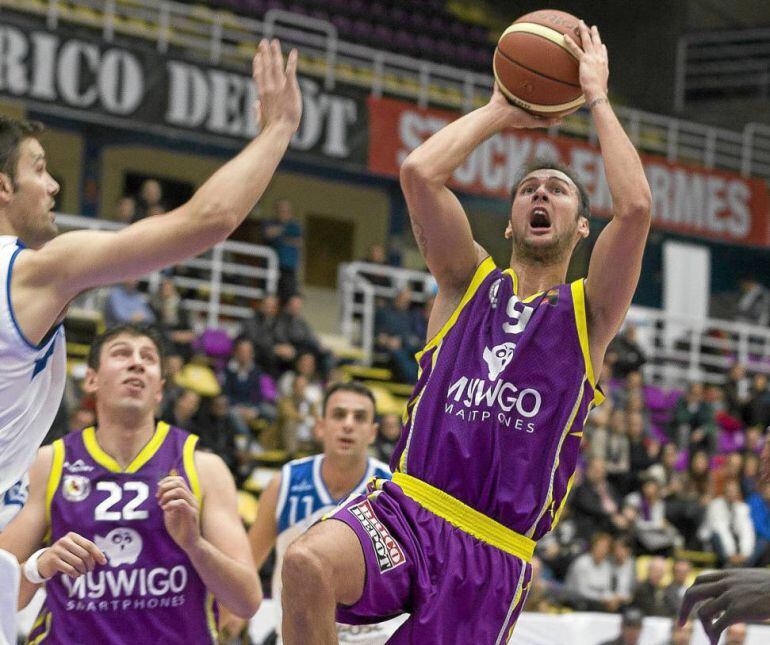 Sergio Pino en un partit amb el Valladolid.