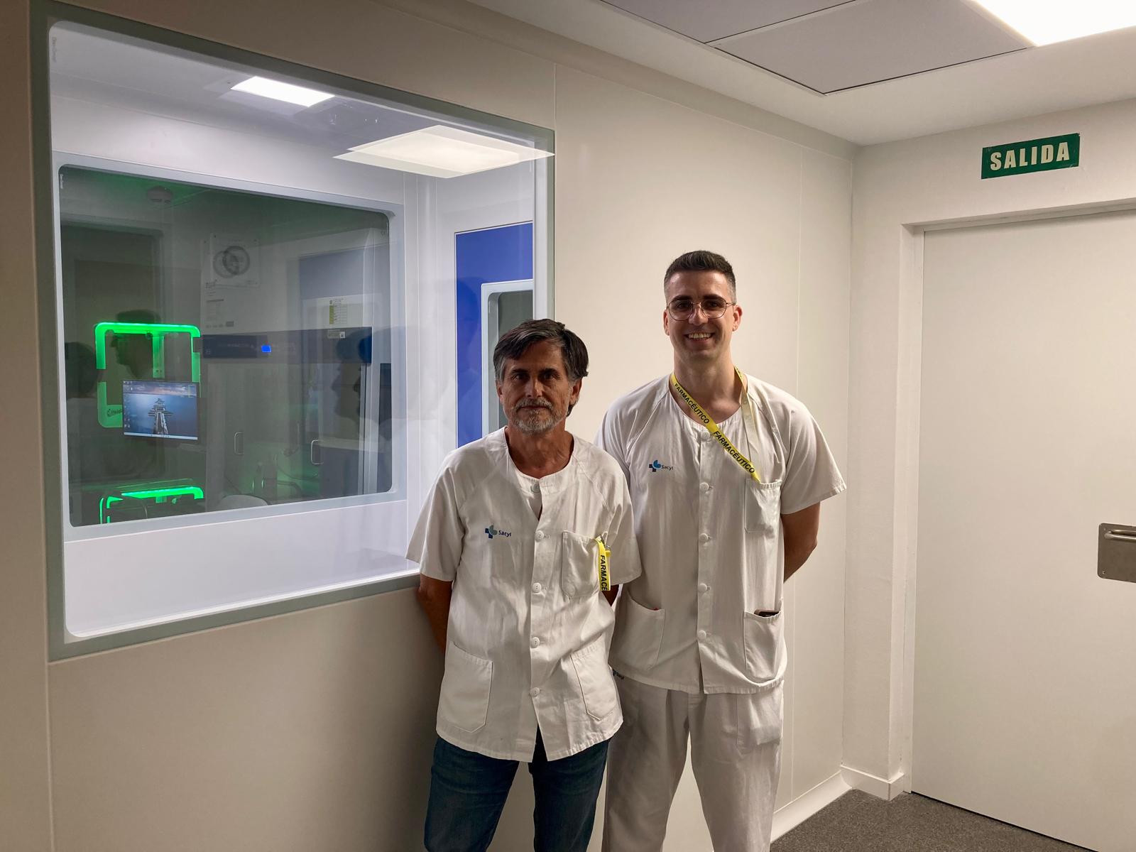 El jefe de servicio de Farmacia Hospitalaria del CAULE, Juan José Ortiz Urbina, y a la dcha., el farmacéutico Rubén Varela Fernández