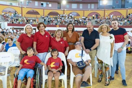 Miembros del equipo de gobierno del Ayuntamiento de Jódar con directivas y niños de la asociación