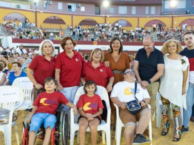 Miembros del equipo de gobierno del Ayuntamiento de Jódar con directivas y niños de la asociación