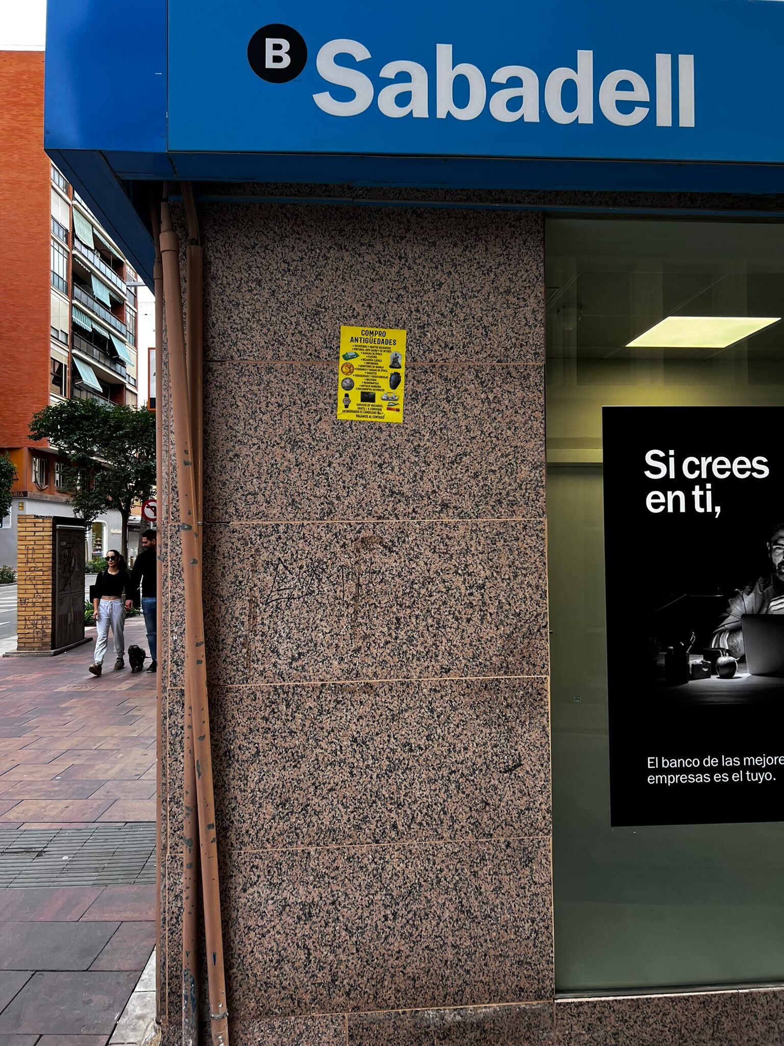 Carteles colocados en lugares no permitidos