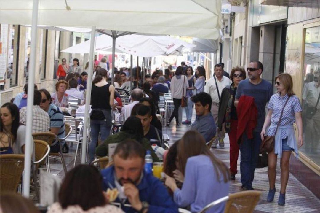 Veladores en una céntrica calle de Córdoba