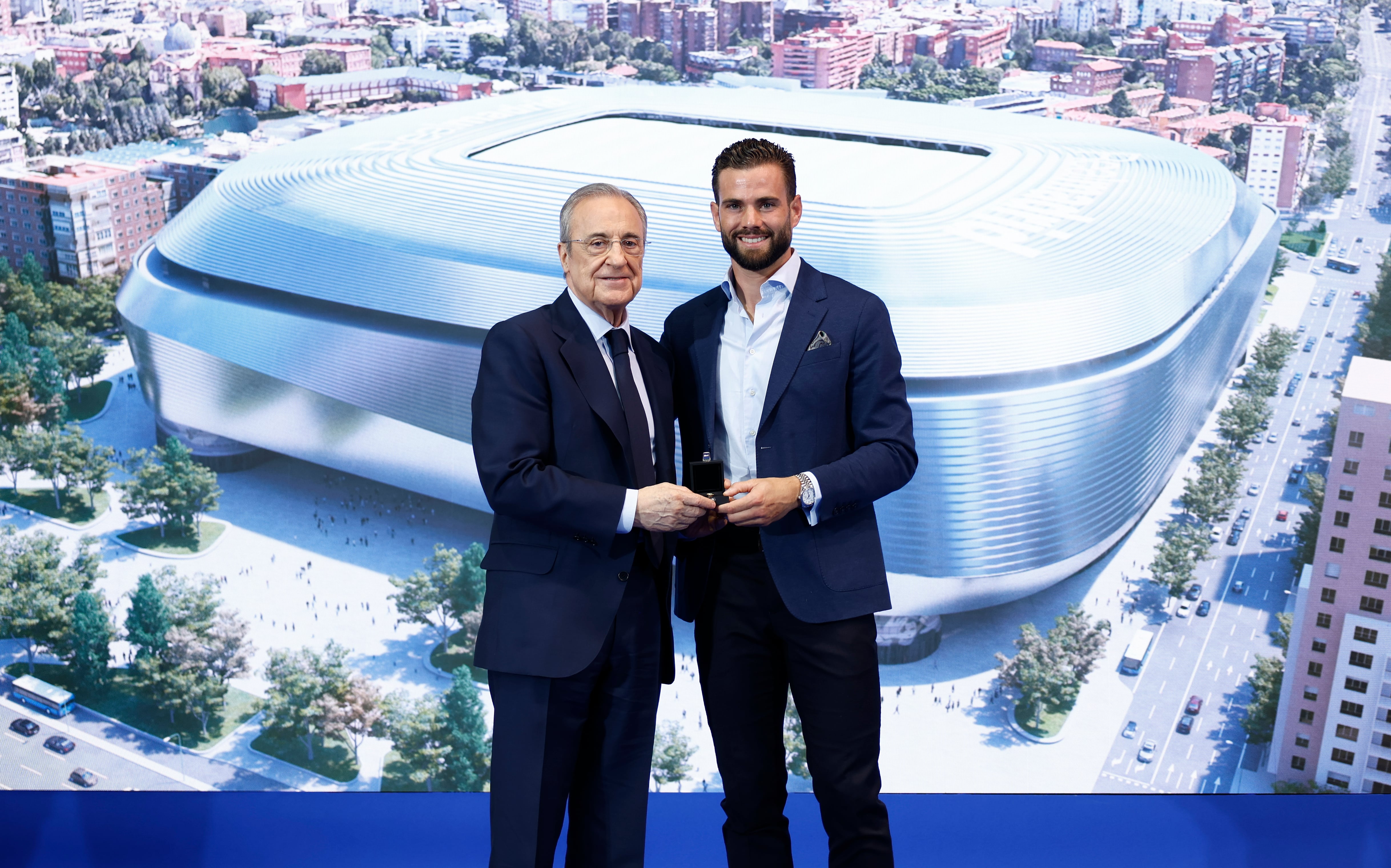 MADRID, 24/07/2024.- El presidente del Real Madrid, Florentino Pérez, posa junto a Nacho Fernández, ya defensa del Al Qadsiah, durante su despedida oficial como jugador del Real Madrid. EFE/Realmadrid.com -SOLO USO EDITORIAL/SOLO DISPONIBLE PARA ILUSTRAR LA NOTICIA QUE ACOMPAÑA (CRÉDITO OBLIGATORIO)-
