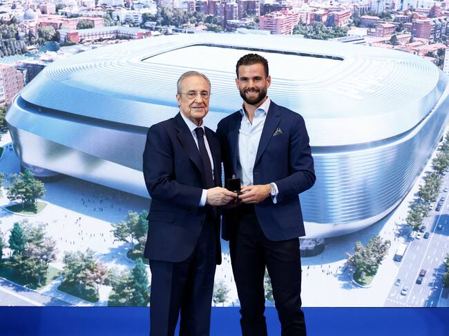 MADRID, 24/07/2024.- El presidente del Real Madrid, Florentino Pérez, posa junto a Nacho Fernández, ya defensa del Al Qadsiah, durante su despedida oficial como jugador del Real Madrid. EFE/Realmadrid.com -SOLO USO EDITORIAL/SOLO DISPONIBLE PARA ILUSTRAR LA NOTICIA QUE ACOMPAÑA (CRÉDITO OBLIGATORIO)-