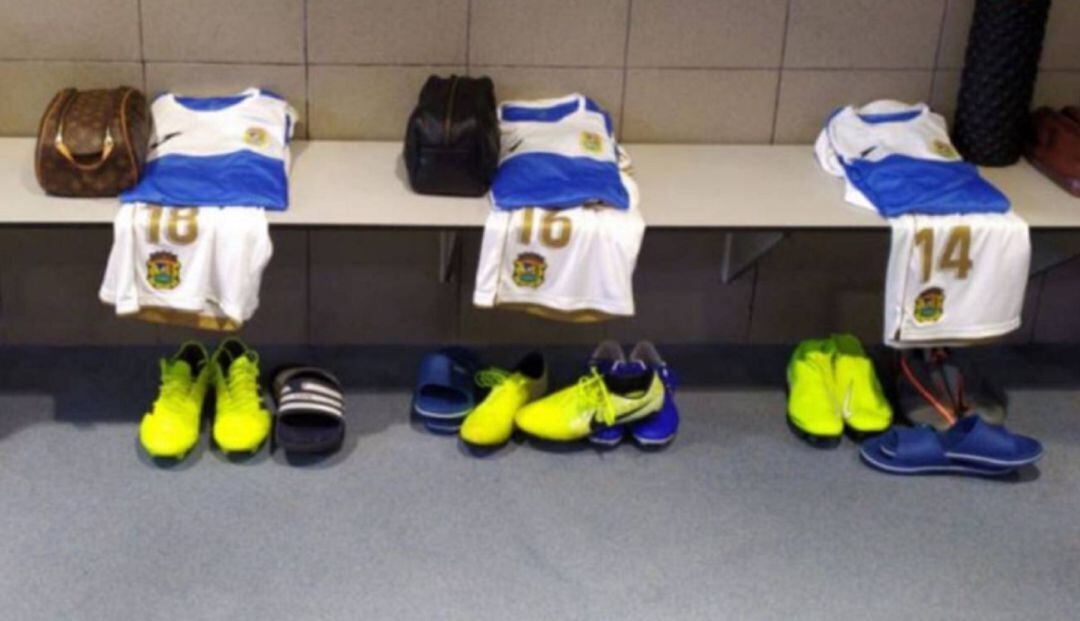 Las equipaciones de tres jugadores del Fuenlabrada. Se desconoce cuáles de los miembros de la plantilla están afectados por la gastroenteritis que afecta de forma general a todo el club