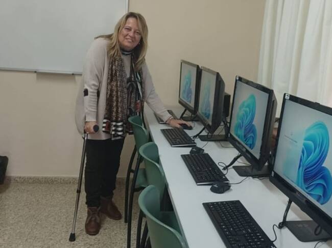 La delegada, Angela Hidalgo, ante los nuevos equipos informáticos instalados