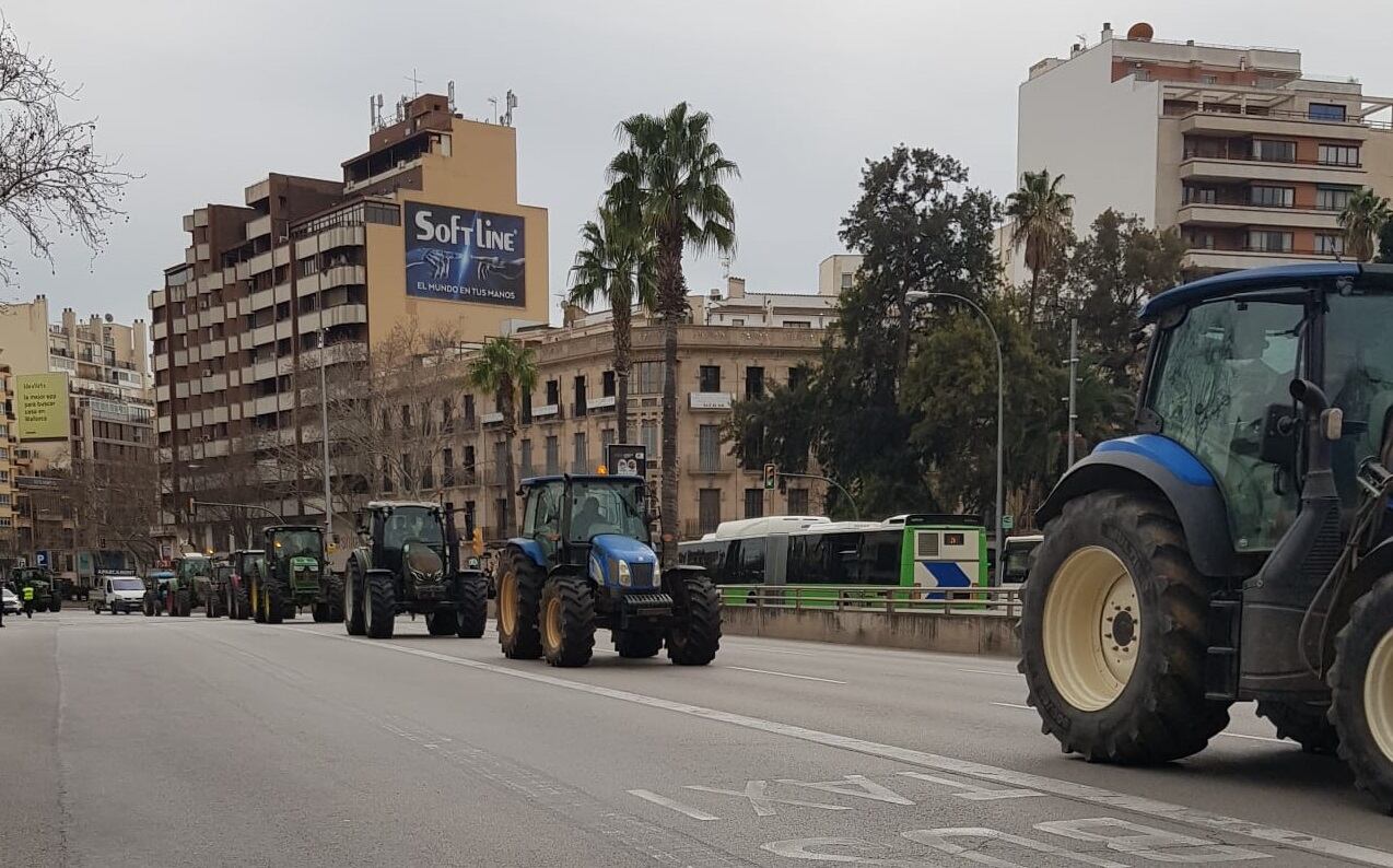 Imagen de tractores en Plaza España