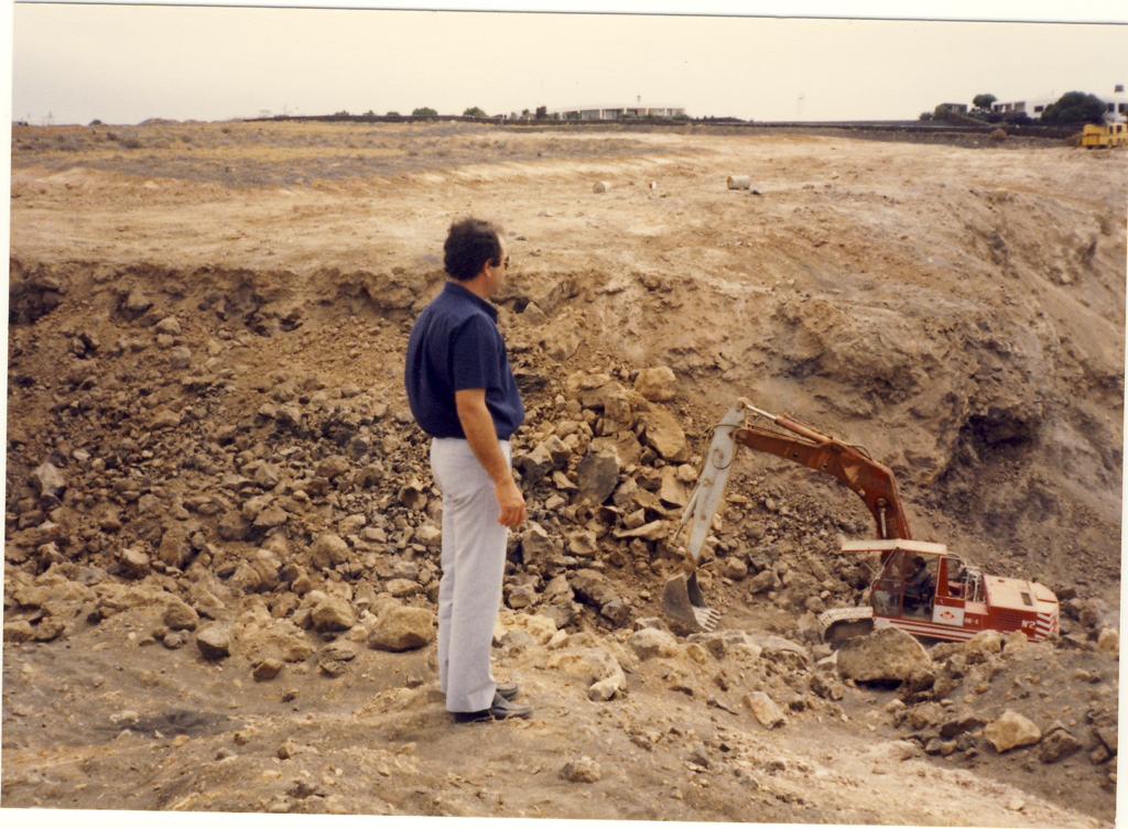 José Calero observando las obras de construcción de Puerto Calero.