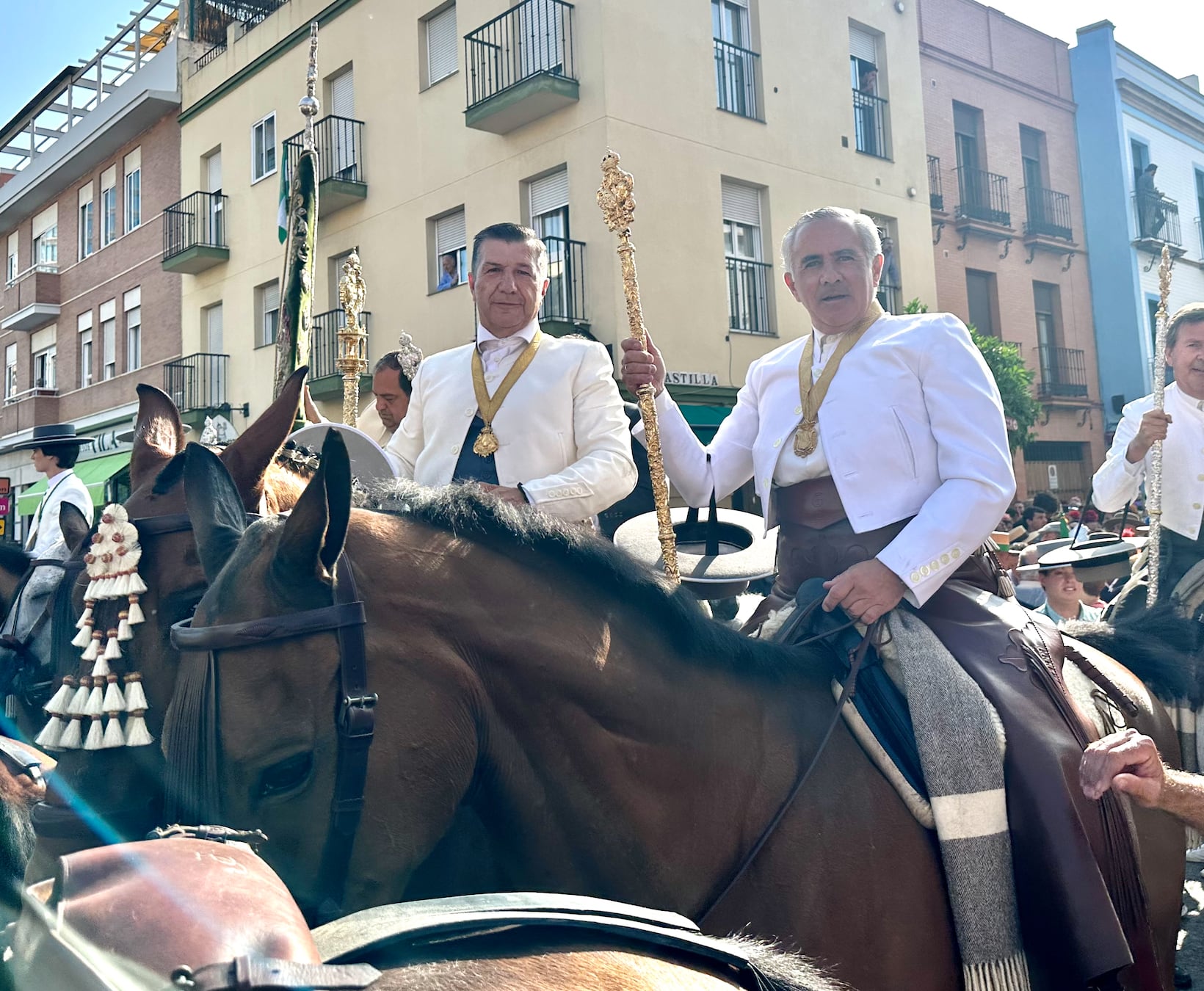 Las dos hermandades se encontraron en la confluencia de la calle Castilla con Virgen del Patrocinio, antes de acudir a la basílica del Cachorro. Un inesperado encuentro que ha quedado para la historia.