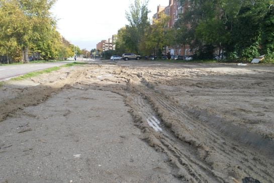 Lodazal en que se ha convertido la vía verde de la gasolina sin acabar aún.