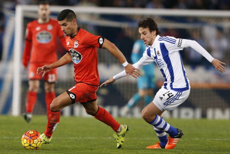 El jugador del Deportivo de La Coruña Juanfran escapa de Rubén Pardo, de la Real Sociedad
