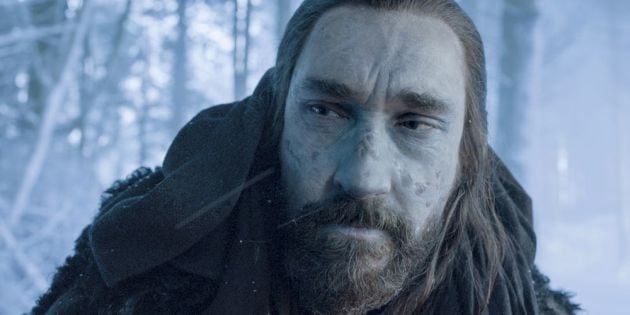 Benjen Stark muere durante la séptima temporada.