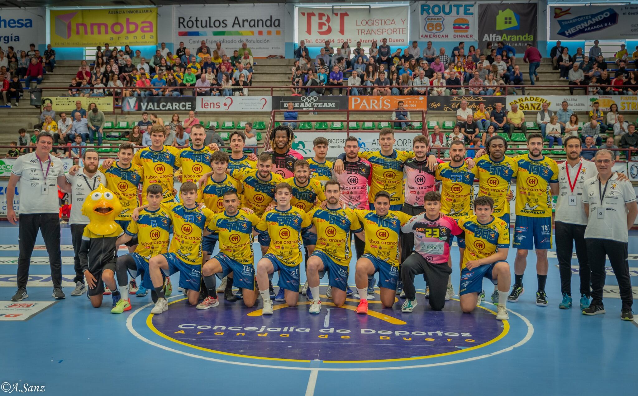 La plantilla 22-23 del Villa de Aranda se despidió de su afición hasta la próxima temporada