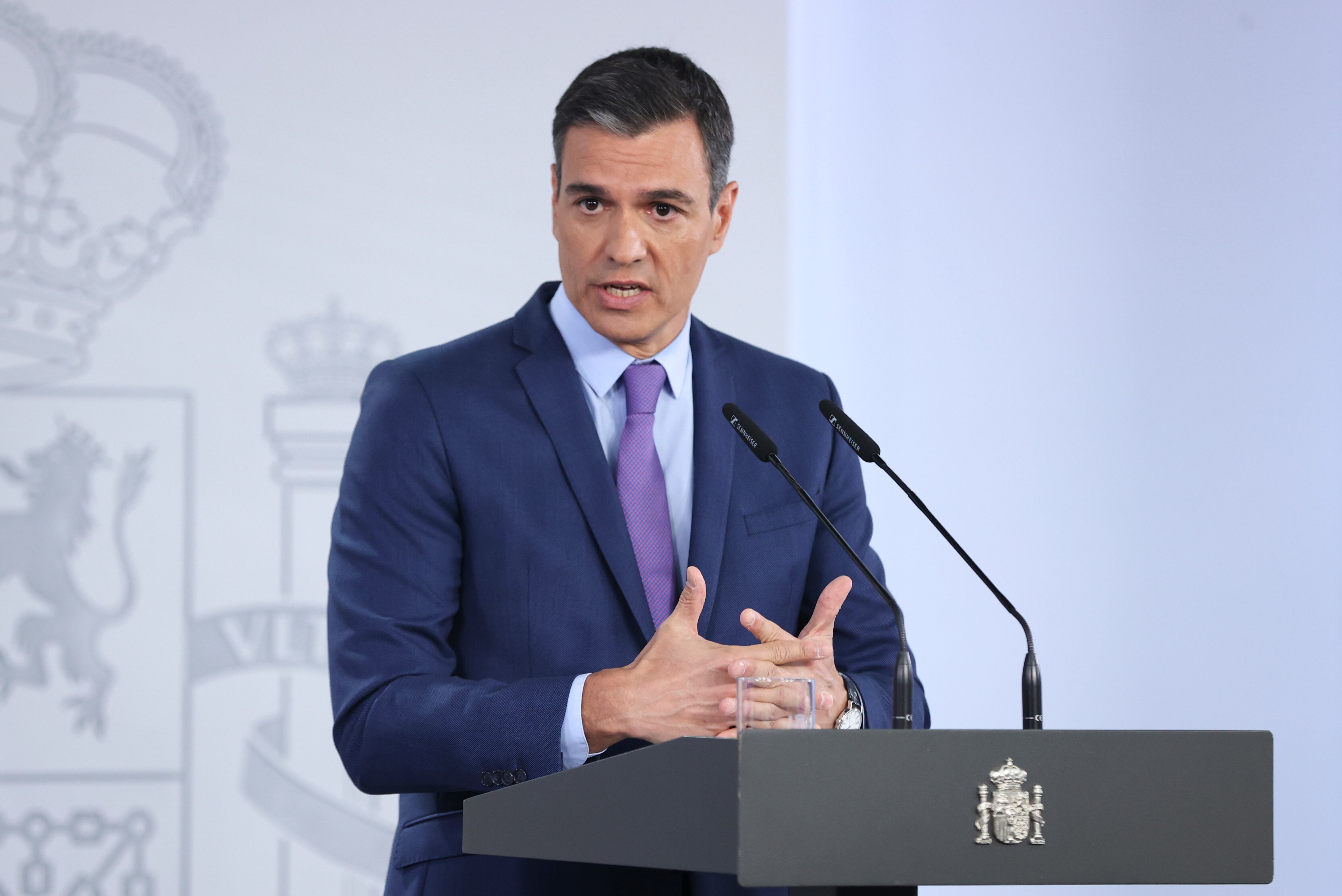 MADRID, 25/06/2022.- El presidente del Gobierno, Pedro Sánchez, comparece en el Palacio de La Moncloa tras el Consejo de ministros extraordinario celebrado este sábado. El Gobierno ha aprobado este sábado nuevas medidas para hacer frente a la crisis provocada por la guerra en Ucrania que supondrán un coste &quot;superior a los 9.000 millones de euros&quot;, según ha anunciado el presidente del Gobierno, Pedro Sánchez, tras la reunión extraordinaria del Consejo de Ministros. EFE/Kiko Huesca
