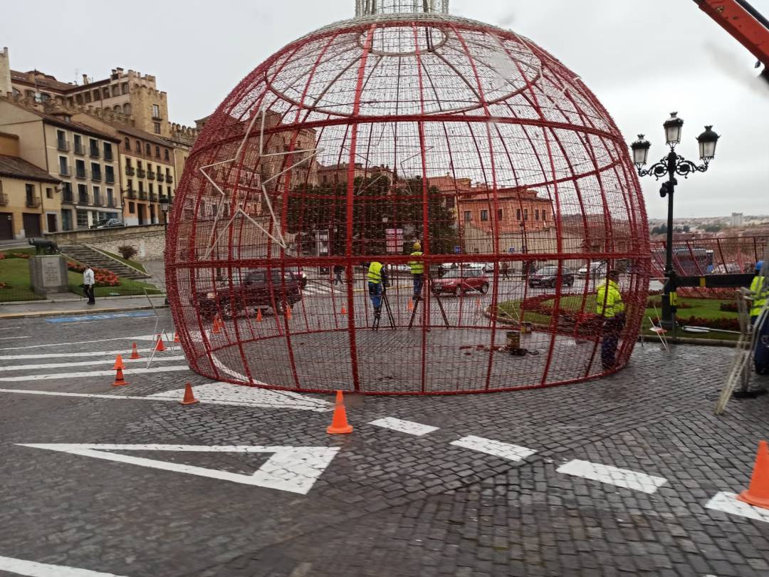 Instalación de la gran bola de Navidad en la Plaza de Artillería