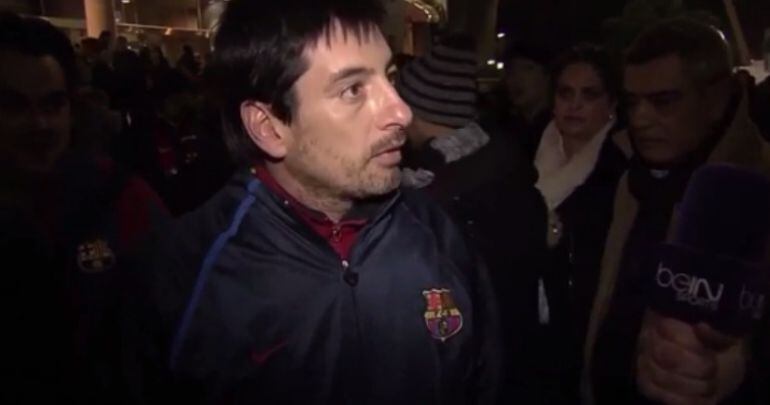 Un aficionado contesta a las preguntas de una reportera.